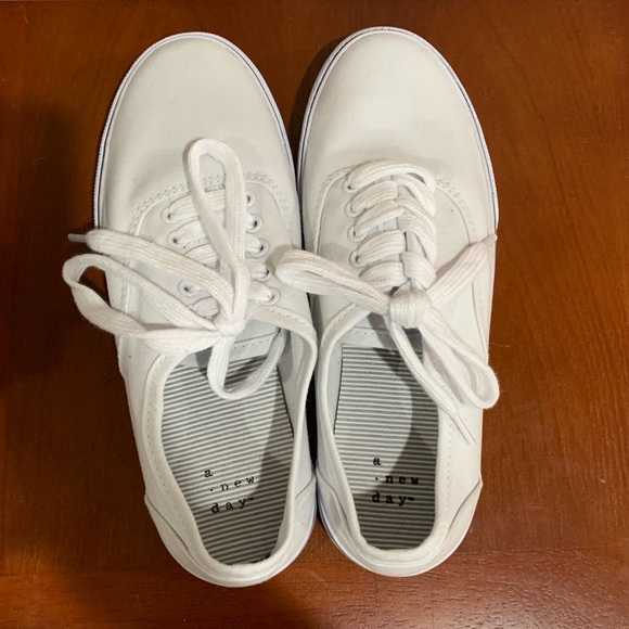 White tennis shoes - Picture 2 of 4
